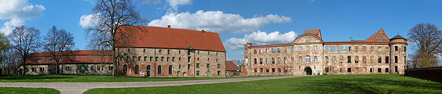 640px Dargun Kloster Panorama Wirtschaftsgebäude und Schloss